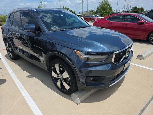 Used 2021 Volvo XC40 T4 Momentum w/ Protection Package Premier FWD image 2