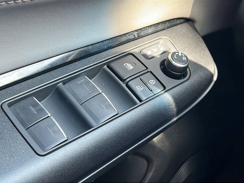 Used 2023 Toyota Venza LE AWD/4WD image 20