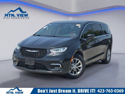 Used 2023 Chrysler Pacifica Touring-L AWD/4WD image 1
