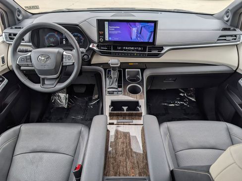 Used 2025 Toyota Sienna Limited AWD/4WD image 28