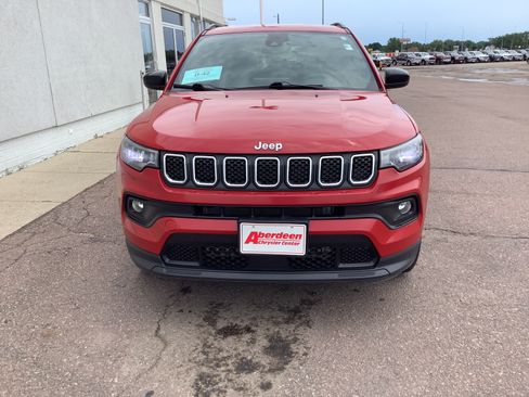 Used 2023 Jeep Compass Latitude w/ Convenience Group AWD/4WD image 3