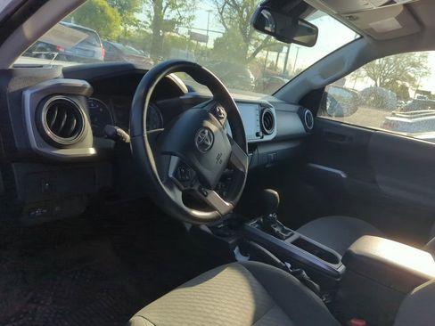 Used 2020 Toyota Tacoma SR5 w/ Blackout Package AWD/4WD image 7