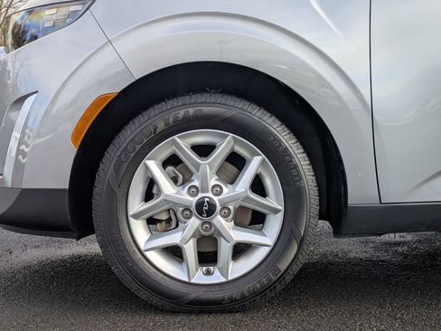 Used 2023 Kia Soul LX w/ LX Technology Package image 8