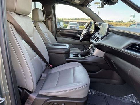 Used 2023 GMC Yukon XL SLT w/ SLT Luxury Package image 6