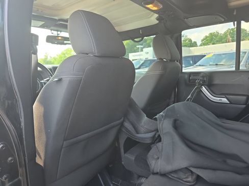 Used 2015 Jeep Wrangler Unlimited Rubicon w/ Dual Top Group AWD/4WD image 17
