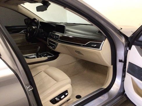 Used 2018 BMW 740i RWD image 13