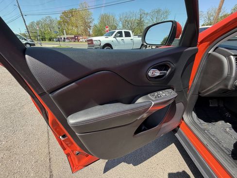 Used 2021 Jeep Cherokee Latitude Plus w/ Sun & Sound Group AWD/4WD image 11