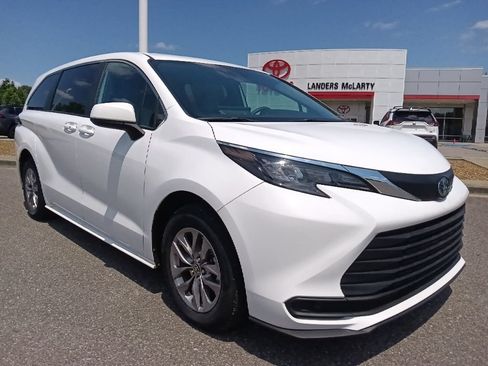 Used 2025 Toyota Sienna LE FWD image 1