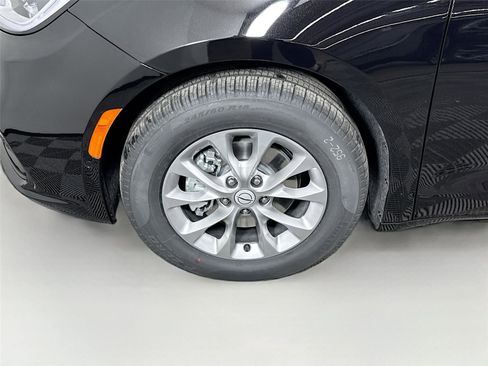 New 2026 Chrysler Pacifica Limited FWD image 26