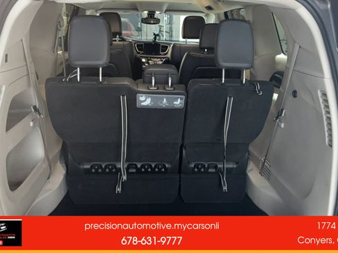 Used 2017 Chrysler Pacifica Touring-L w/ Tire & Wheel Group image 16