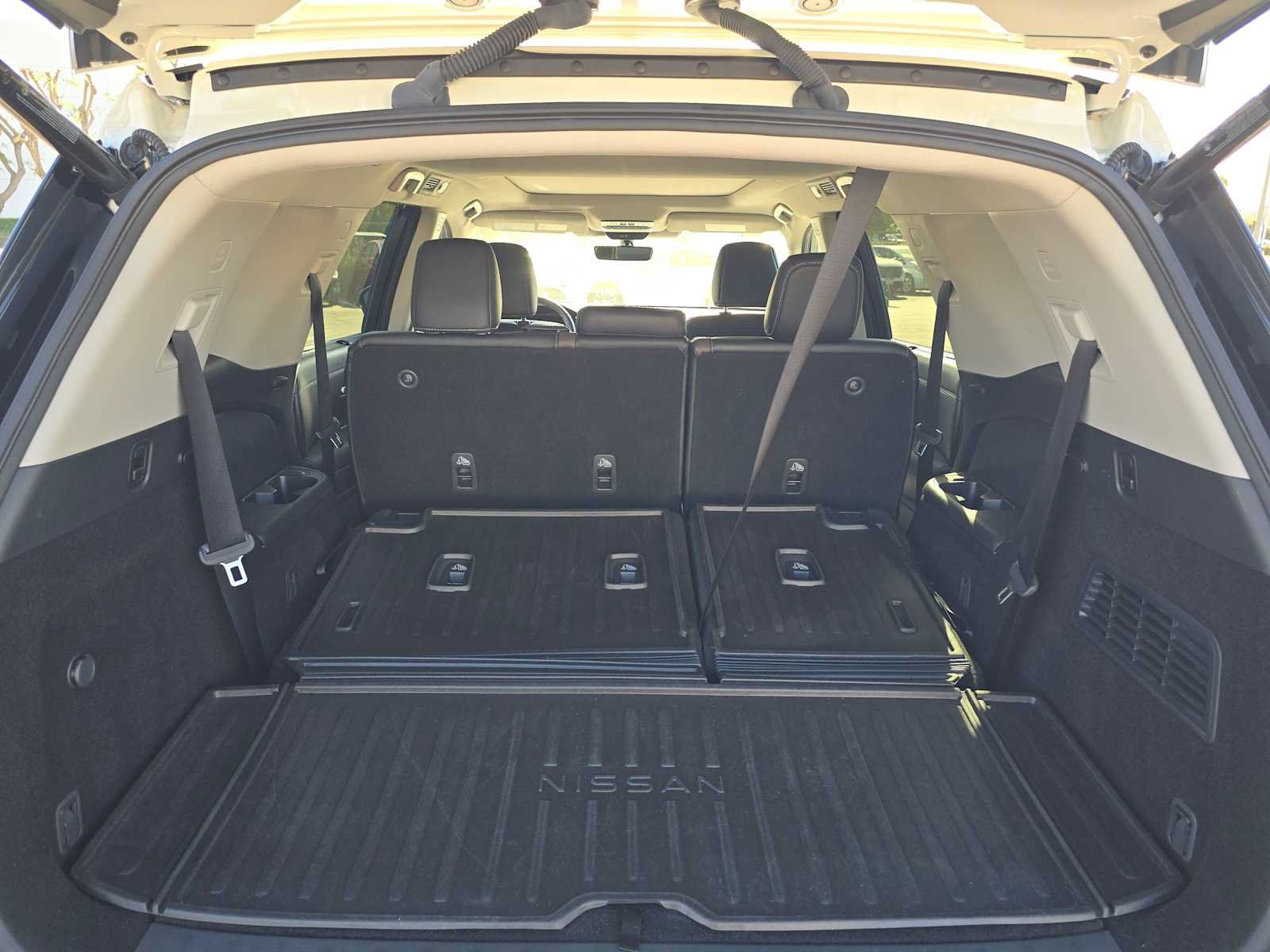 Used 2023 Nissan Pathfinder Platinum w/ Lighting Package (N93) FWD image 16