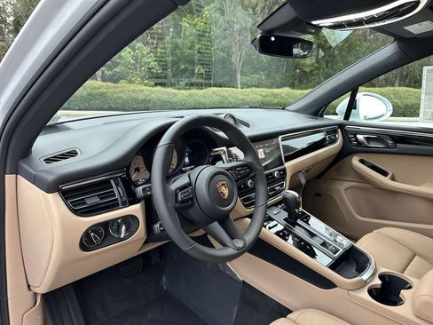 Certified 2026 Porsche Macan AWD/4WD image 4