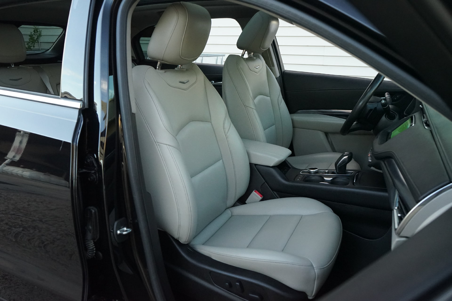 Used 2019 Cadillac XT4 Luxury FWD image 4