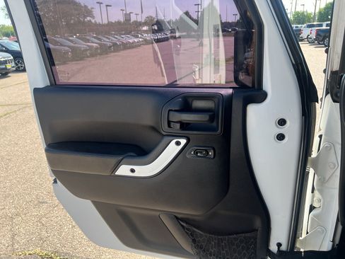 Used 2015 Jeep Wrangler Unlimited Sahara AWD/4WD image 37
