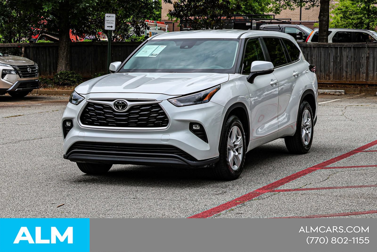 Used 2024 Toyota Highlander LE FWD image 3