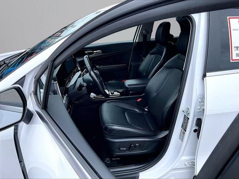Used 2025 Kia Sportage EX FWD image 25