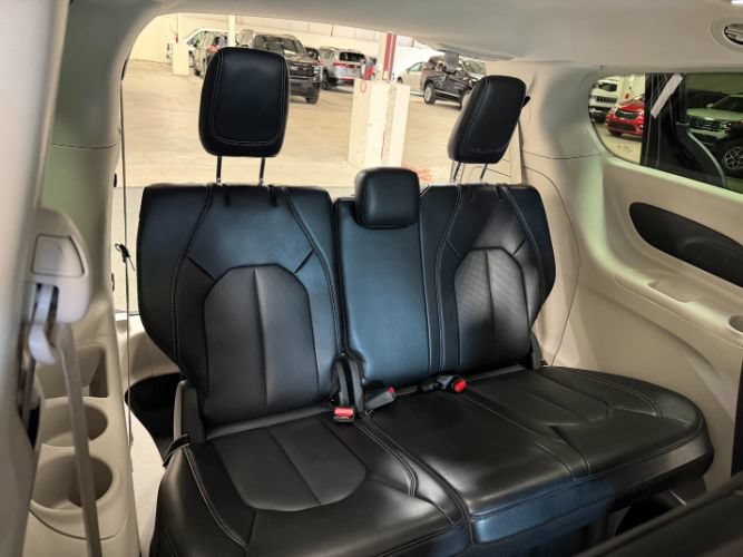 Used 2024 Chrysler Pacifica Limited FWD image 28
