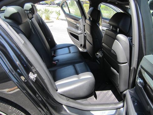 Used 2013 BMW 750i RWD image 17