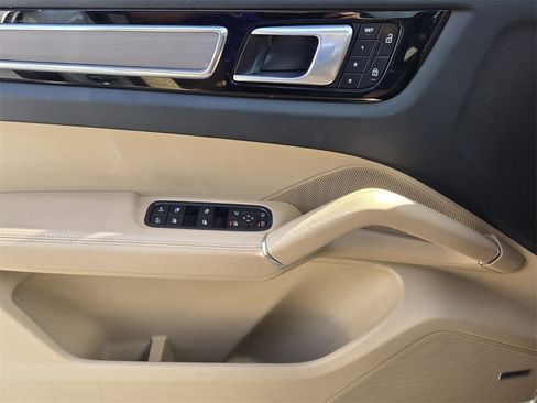 Used 2022 Porsche Cayenne Platinum Edition image 29