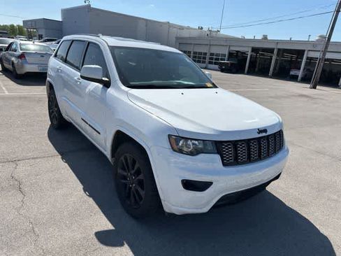Used 2018 Jeep Grand Cherokee Altitude AWD/4WD image 23