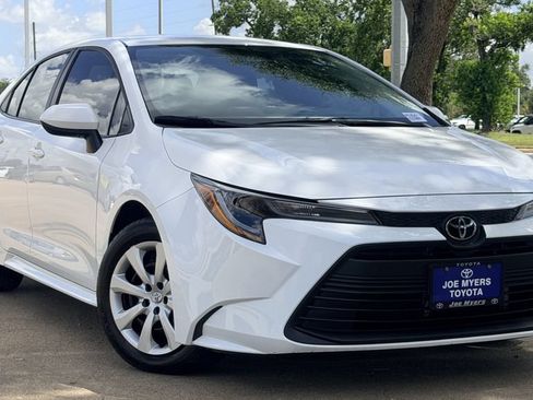 Used 2025 Toyota Corolla LE FWD image 2