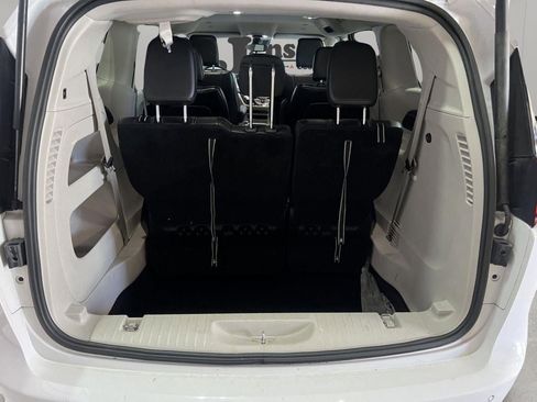 Used 2024 Chrysler Pacifica Touring-L FWD image 25
