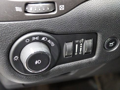 Used 2019 Jeep Cherokee Limited image 18