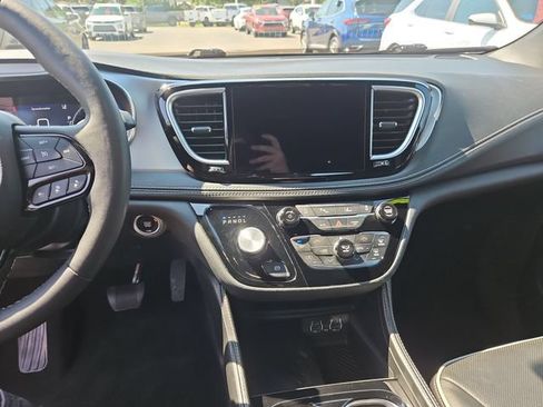 Used 2025 Chrysler Pacifica Limited FWD image 18
