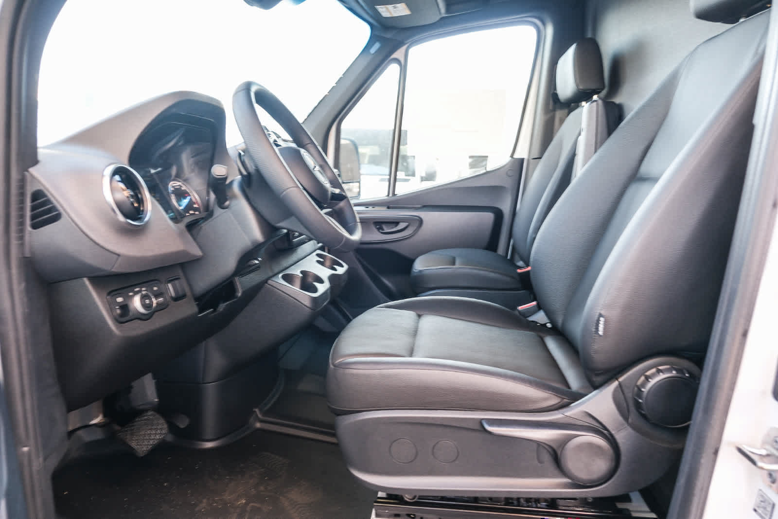 New 2025 Mercedes-Benz eSprinter 170 Cargo image 21