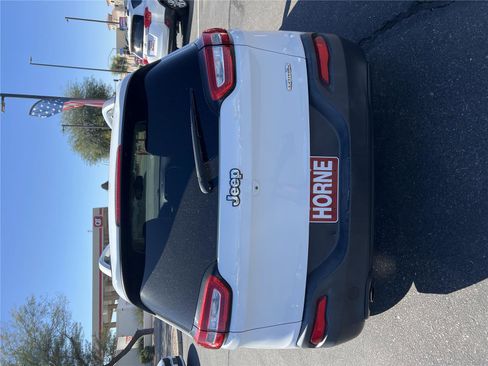 Used 2017 Jeep Cherokee Latitude w/ Comfort/Convenience Group FWD image 6