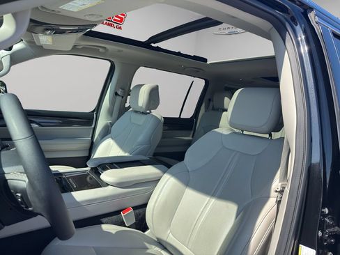 Used 2024 Jeep Wagoneer 4WD w/ Premium Group I image 5
