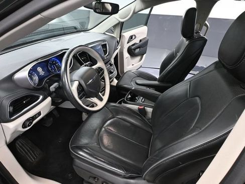Used 2018 Chrysler Pacifica Limited FWD image 23