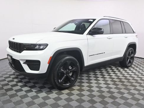 Used 2023 Jeep Grand Cherokee Altitude AWD/4WD image 2