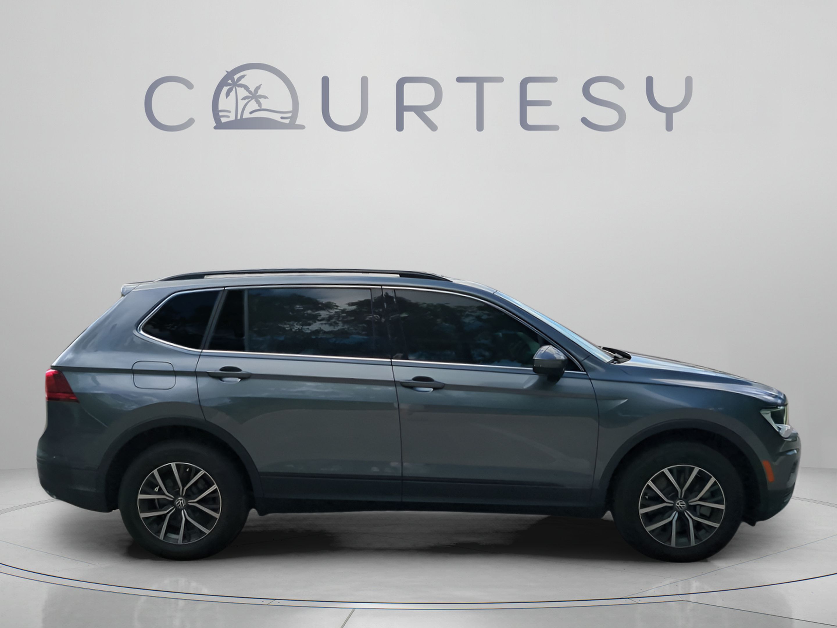 Used 2019 Volkswagen Tiguan SE w/ Panoramic Sunroof Package FWD image 8