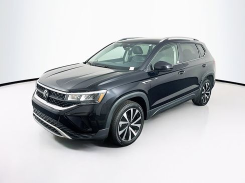 Used 2024 Volkswagen Taos SE image 3