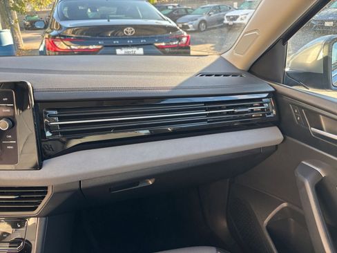 Used 2025 Volkswagen Jetta SE image 35