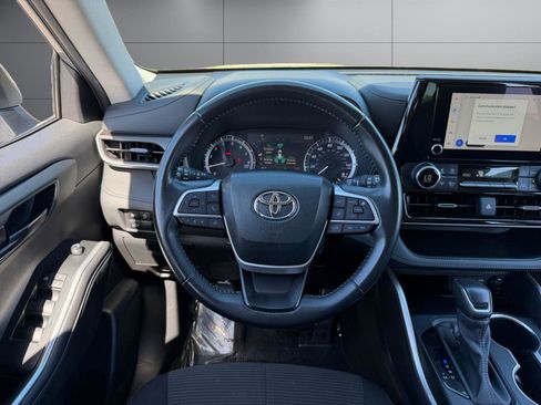 Used 2024 Toyota Highlander LE image 5