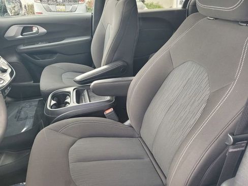 Used 2024 Chrysler Pacifica Touring image 13