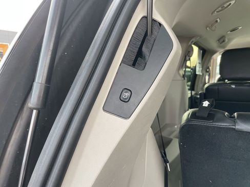 Used 2014 Chrysler Town & Country Touring image 31