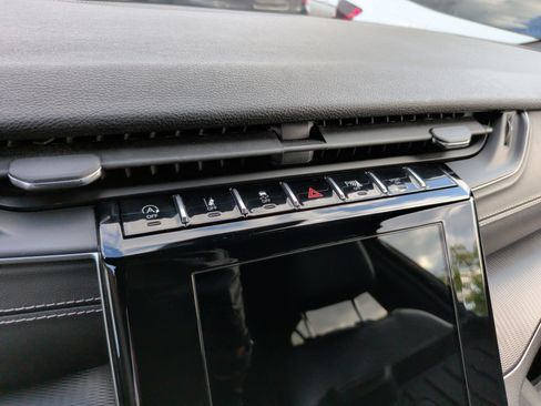 Used 2023 Jeep Grand Cherokee L Laredo image 17