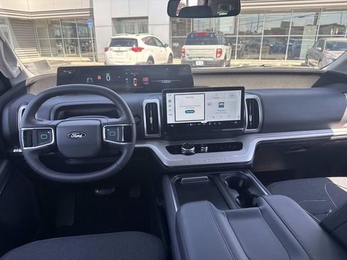 Used 2025 Ford Expedition Active AWD/4WD image 19
