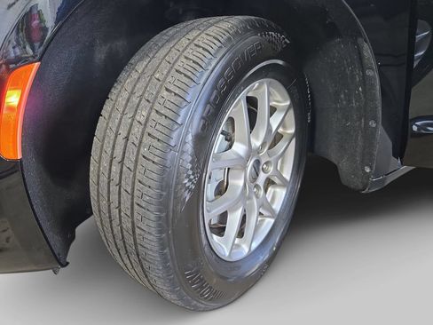 Used 2024 Chrysler Pacifica Touring-L FWD image 35