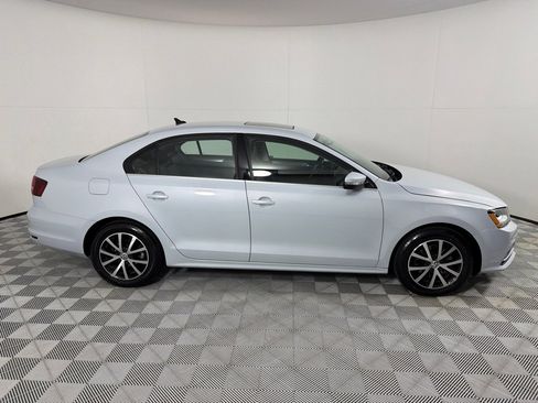 Used 2017 Volkswagen Jetta SE image 4