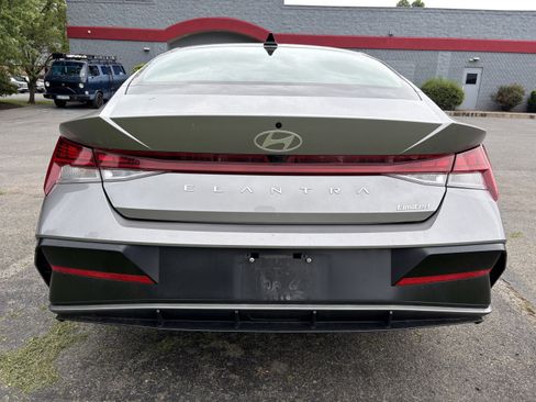 Used 2025 Hyundai Elantra Limited FWD image 4