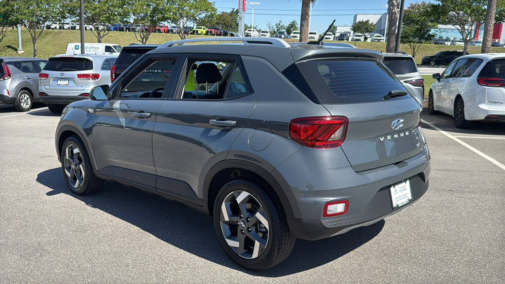 Used 2026 Hyundai Venue SEL FWD image 5