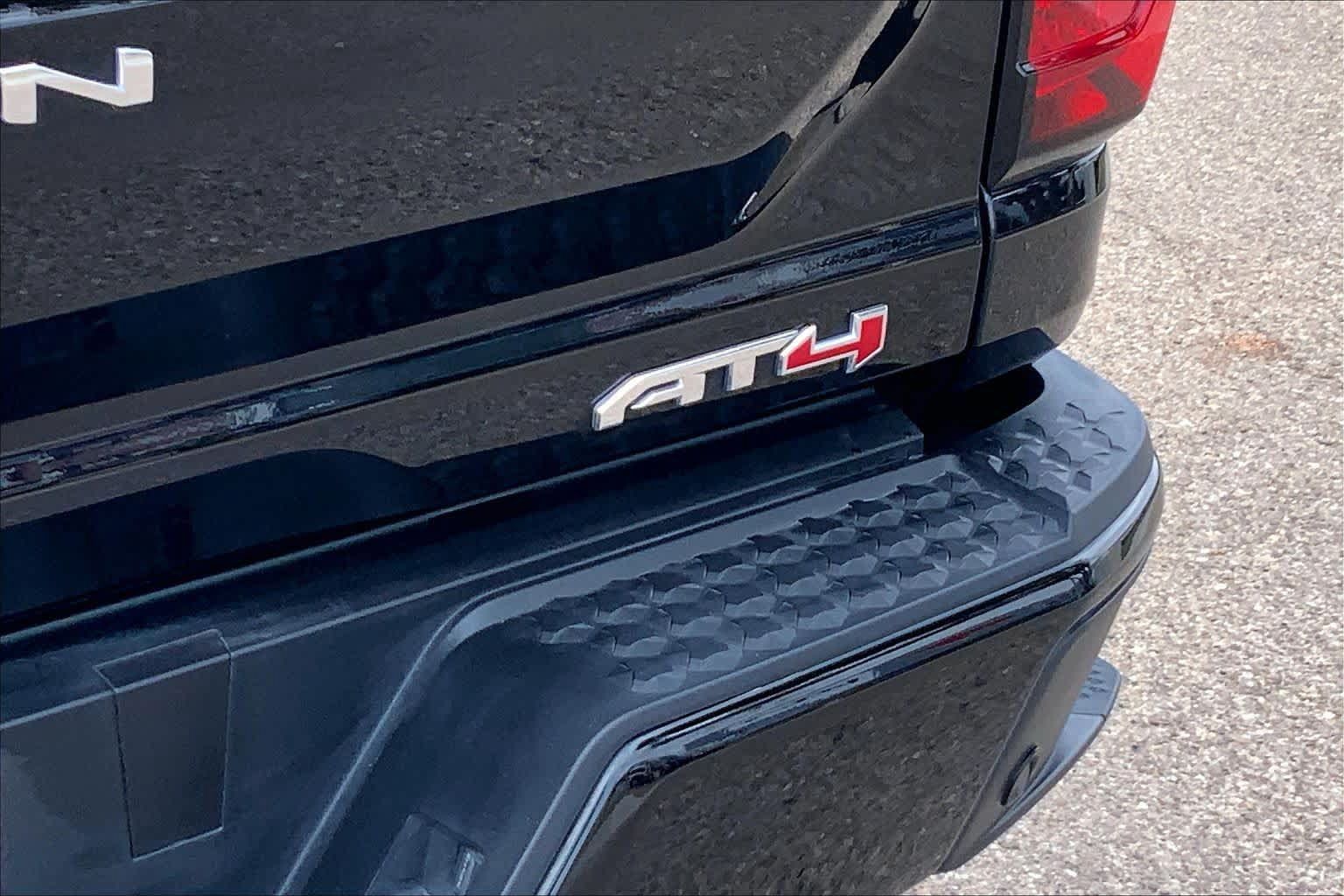 Used 2024 GMC Canyon AT4 w/ AT4 Premium Package AWD/4WD image 10