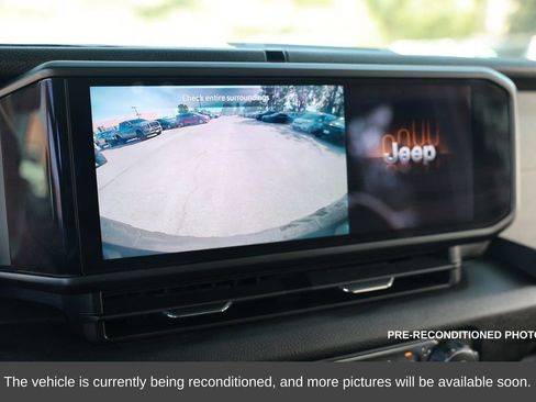 Used 2024 Jeep Wrangler Unlimited image 17