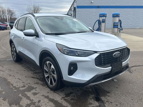 Used 2025 Ford Escape Platinum image 9