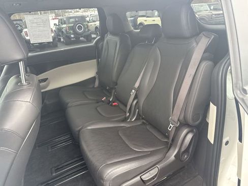 Used 2023 Kia Carnival EX image 26