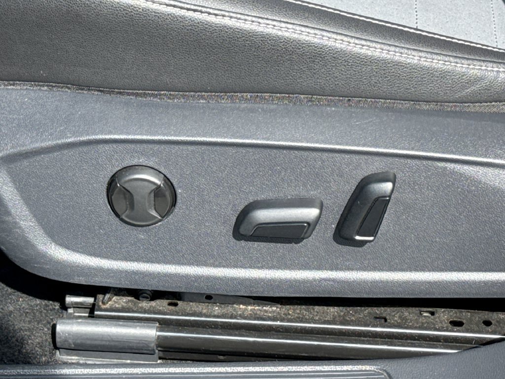 Used 2025 Volkswagen Jetta SE FWD image 14